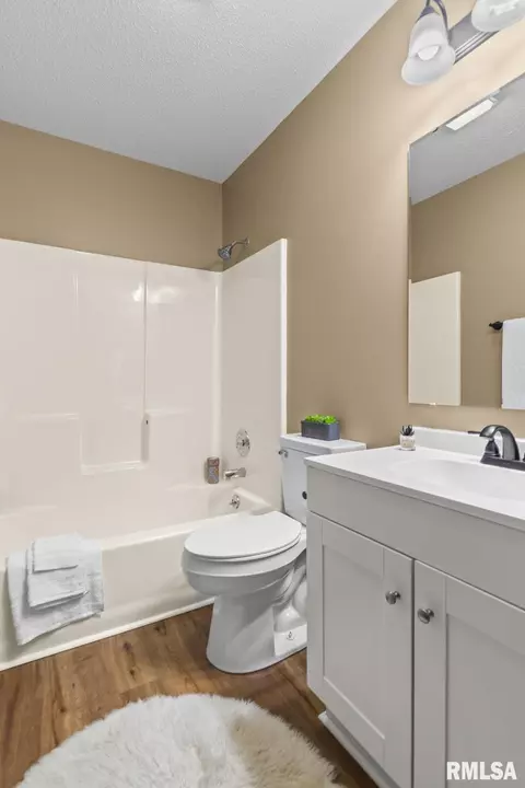 Bath - 5205 Carlton Dr, Springfield, IL 62703 photo 2 of 2