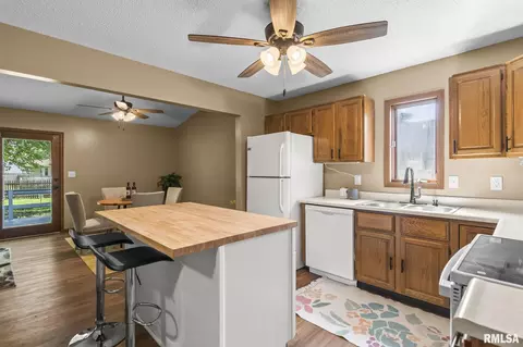 Kitchen - 5205 Carlton Dr, Springfield, IL 62703 photo 3 of 4