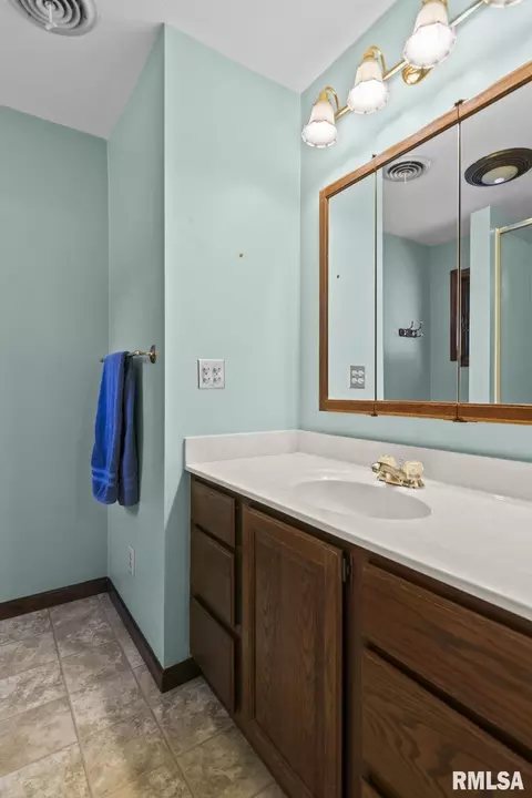 Bath - 3508 Bluff Rd, Springfield, IL 62711 photo 6 of 7
