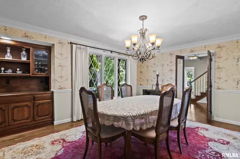 Dining - 3508 Bluff Rd, Springfield, IL 62711 photo 3 of 4