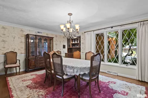 Dining - 3508 Bluff Rd, Springfield, IL 62711 photo 1 of 4