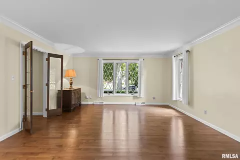 Living - 3508 Bluff Rd, Springfield, IL 62711 photo 1 of 5