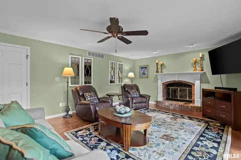 Living - 3508 Bluff Rd, Springfield, IL 62711 photo 4 of 5