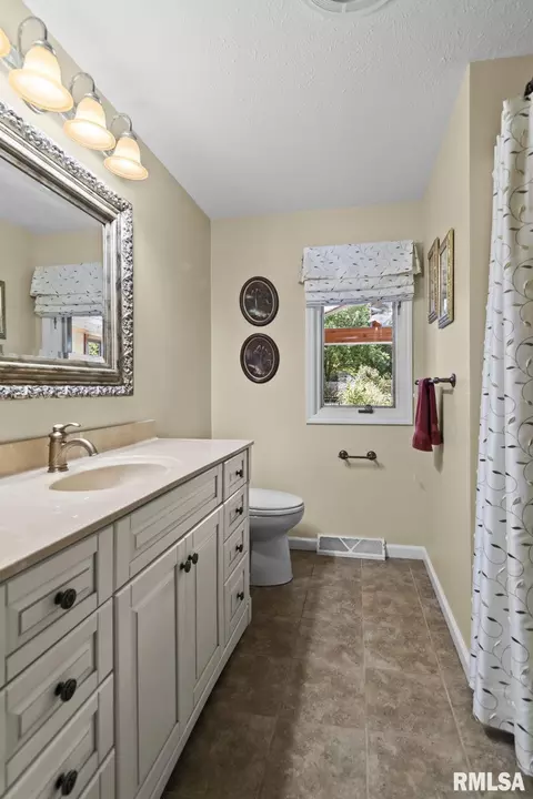 Bath - 3508 Bluff Rd, Springfield, IL 62711 photo 2 of 7
