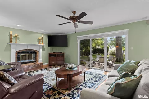Living - 3508 Bluff Rd, Springfield, IL 62711 photo 5 of 5