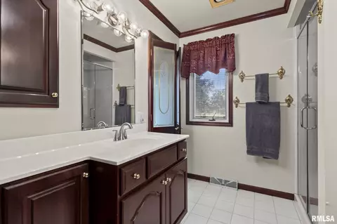 Bath - 3508 Bluff Rd, Springfield, IL 62711 photo 4 of 7