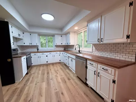 Kitchen - 2625 E Lost Bridge Rd, Decatur, IL 62521 photo 2 of 5