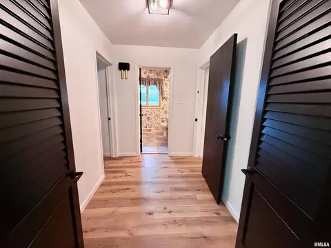 Entry Way - 2625 E Lost Bridge Rd, Decatur, IL 62521 photo 5 of 8