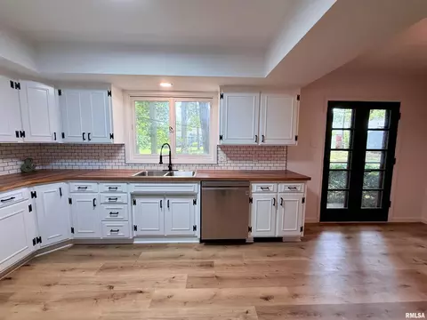 Kitchen - 2625 E Lost Bridge Rd, Decatur, IL 62521 photo 4 of 5