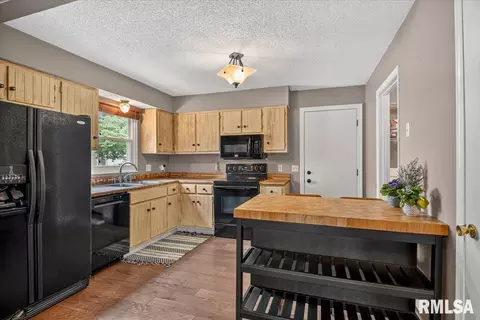 Kitchen - 5253 Carlton St, Springfield, IL 62703 photo 1 of 3