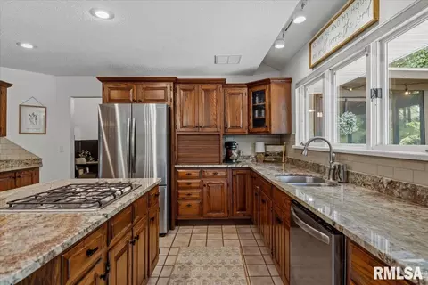 Kitchen - 3325 Collingwood Dr, Springfield, IL 62711 photo 4 of 6