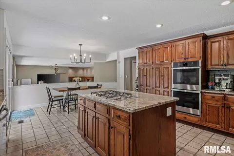 Kitchen - 3325 Collingwood Dr, Springfield, IL 62711 photo 5 of 6