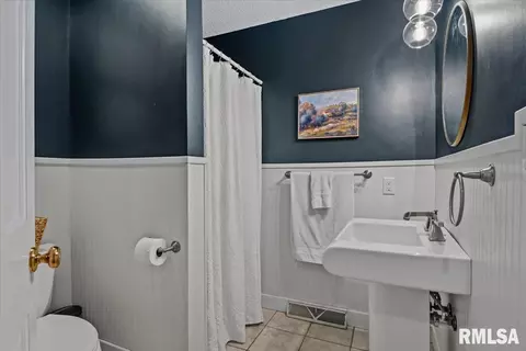 Bath - 3325 Collingwood Dr, Springfield, IL 62711 photo 1 of 6