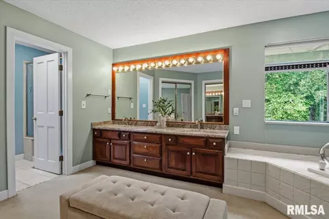 Bath - 3325 Collingwood Dr, Springfield, IL 62711 photo 3 of 6