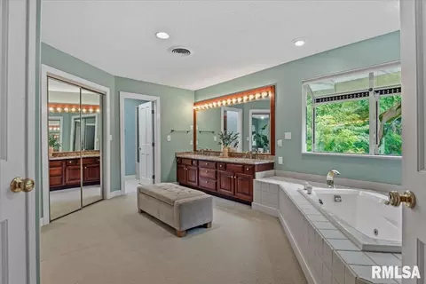 Bath - 3325 Collingwood Dr, Springfield, IL 62711 photo 2 of 6