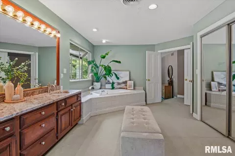 Bath - 3325 Collingwood Dr, Springfield, IL 62711 photo 4 of 6