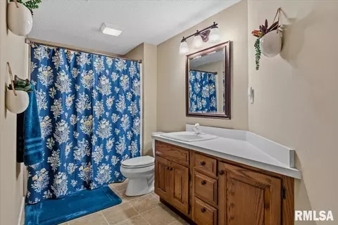Bath - 3325 Collingwood Dr, Springfield, IL 62711 photo 6 of 6