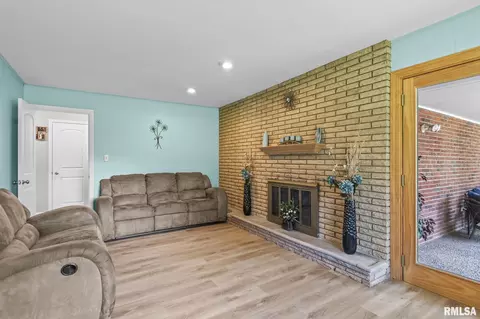 Living - 30 Danbury Dr, Springfield, IL 62704 photo 2 of 2