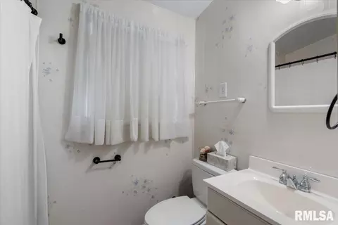 Bath - 1816 Grant St, Springfield, IL 62703 photo 1 of 1