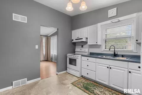 Entry Way - 1816 Grant St, Springfield, IL 62703 photo 1 of 2