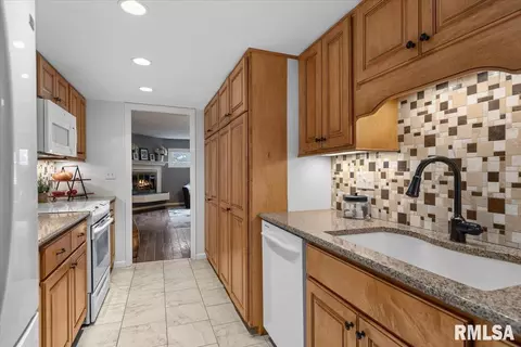 Kitchen - 57 Country Pl, Springfield, IL 62703 photo 1 of 3