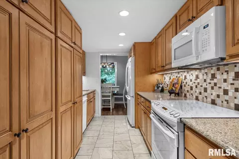 Kitchen - 57 Country Pl, Springfield, IL 62703 photo 3 of 3