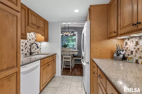 Kitchen - 57 Country Pl, Springfield, IL 62703 photo 2 of 3