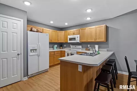 Kitchen - 4801 Savoy Dr, Springfield, IL 62711 photo 2 of 2
