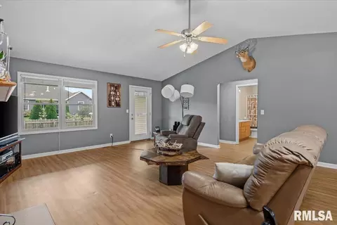 Entry Way - 4801 Savoy Dr, Springfield, IL 62711 photo 3 of 6