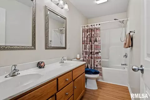 Bath - 4801 Savoy Dr, Springfield, IL 62711 photo 2 of 2