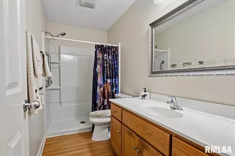 Bath - 4801 Savoy Dr, Springfield, IL 62711 photo 1 of 2
