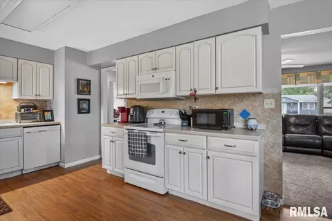 Kitchen - 1527 Fairfield Dr, Springfield, IL 62702 photo 1 of 3