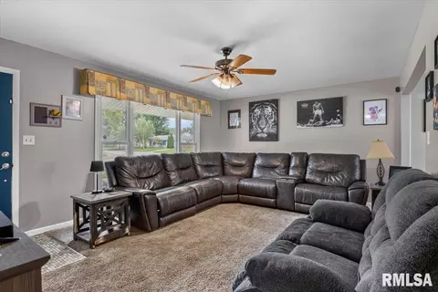 Living - 1527 Fairfield Dr, Springfield, IL 62702 photo 2 of 3