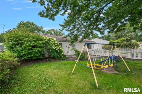 Exterior - 1527 Fairfield Dr, Springfield, IL 62702 photo 5 of 7