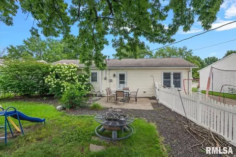 Exterior - 1527 Fairfield Dr, Springfield, IL 62702 photo 4 of 7