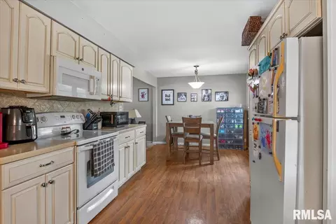 Kitchen - 1527 Fairfield Dr, Springfield, IL 62702 photo 3 of 3