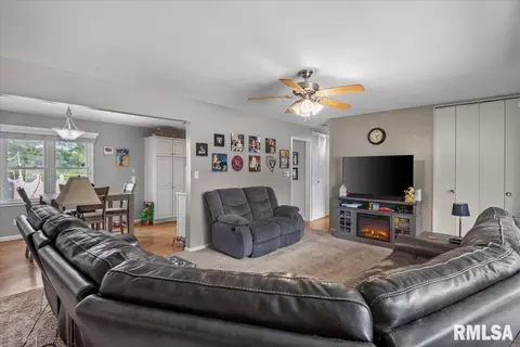 Living - 1527 Fairfield Dr, Springfield, IL 62702 photo 3 of 3
