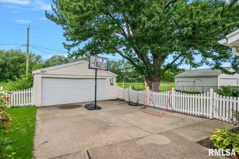 Exterior - 1527 Fairfield Dr, Springfield, IL 62702 photo 2 of 7