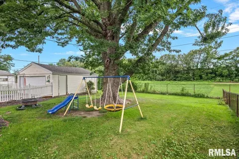 Exterior - 1527 Fairfield Dr, Springfield, IL 62702 photo 7 of 7