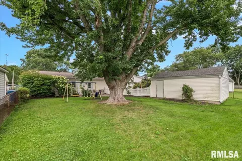Exterior - 1527 Fairfield Dr, Springfield, IL 62702 photo 6 of 7
