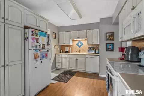 Kitchen - 1527 Fairfield Dr, Springfield, IL 62702 photo 2 of 3
