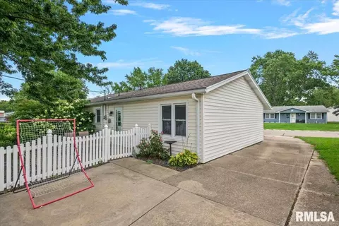 Exterior - 1527 Fairfield Dr, Springfield, IL 62702 photo 3 of 7