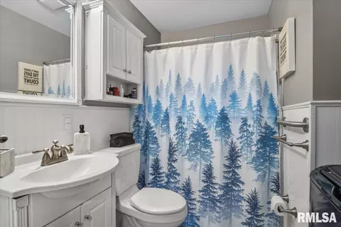 Bath - 1527 Fairfield Dr, Springfield, IL 62702 photo 1 of 1