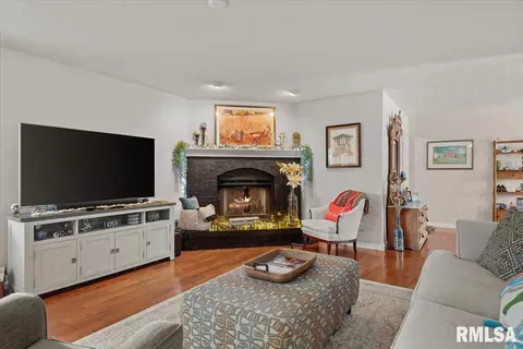 Living - 5104 Dove Dr, Springfield, IL 62711 photo 2 of 2