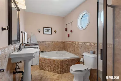 Bath - 5104 Dove Dr, Springfield, IL 62711 photo 2 of 3