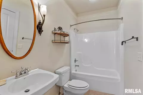 Bath - 2400 Aaron Ct, Springfield, IL 62704 photo 3 of 3