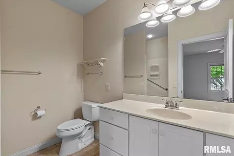 Bath - 2400 Aaron Ct, Springfield, IL 62704 photo 1 of 3