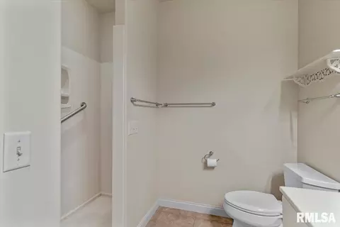 Bath - 2400 Aaron Ct, Springfield, IL 62704 photo 2 of 3