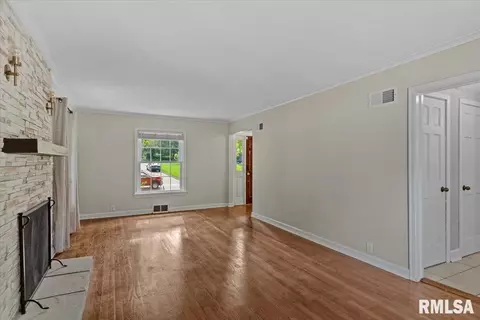Living - 1831 Illini Rd, Springfield, IL 62704 photo 3 of 7