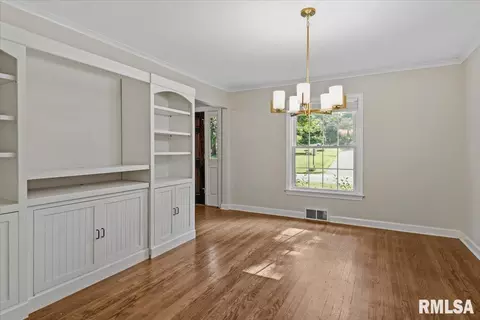 Living - 1831 Illini Rd, Springfield, IL 62704 photo 4 of 7